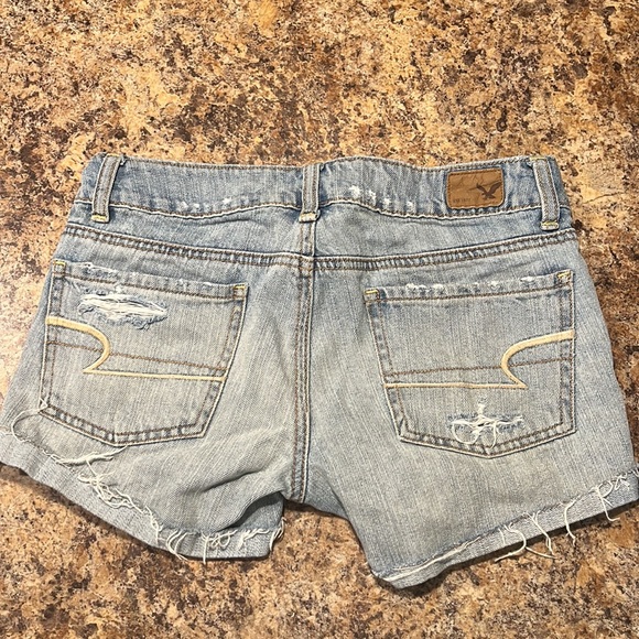 American Eagle low/mid rise jean shorts. Size 00. Great condition - Picture 2 of 2